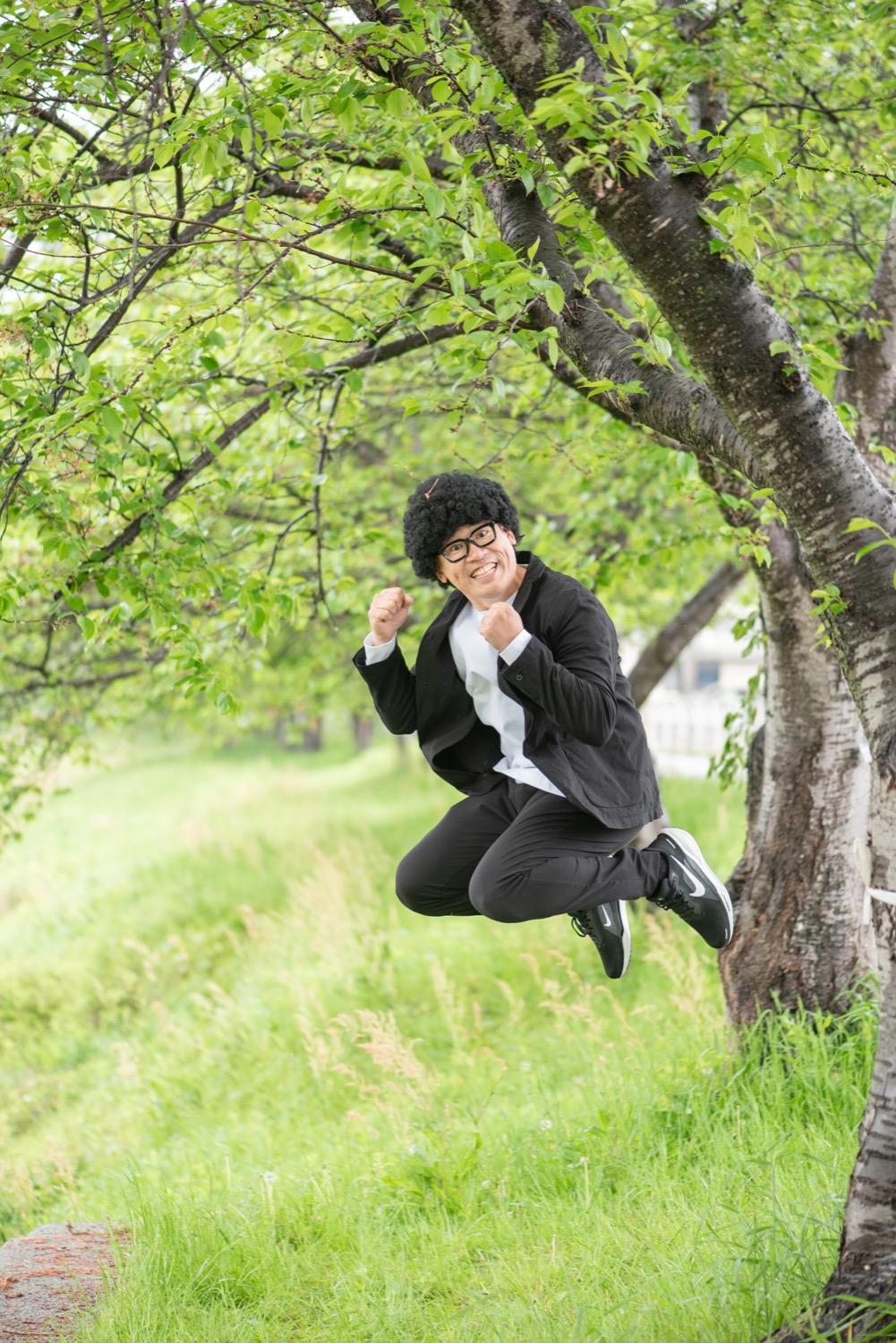 緑の中で元気よくジャンプするキャリー先生
