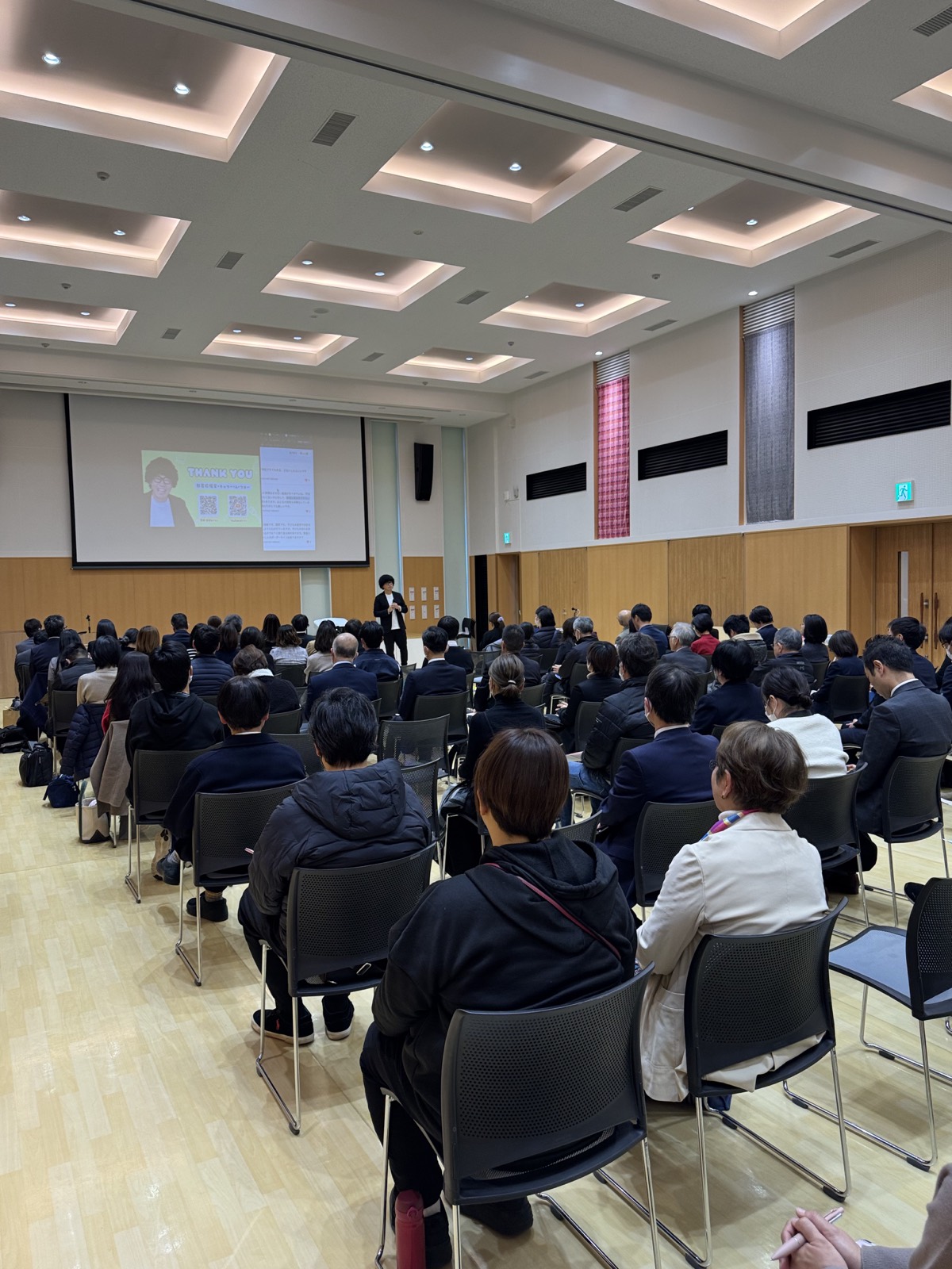 講演会でキャリー先生の話を聞く参加者のみなさん